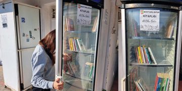 Bozuk buzdolabını kitaplık yaptılar…