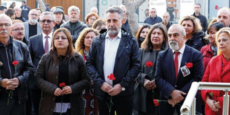 Bayraklı Uğur Mumcu’yu unutmadı!