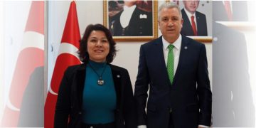 Egeli bilim insanlarından el titremesine “Elektromıknatıslı Eldiven” ile çözüm
