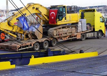 İzmir Büyükşehir Belediyesi’nin iş makineleri ve operatörleri Antakya’da.