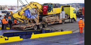 İzmir Büyükşehir Belediyesi’nin iş makineleri ve operatörleri Antakya’da.