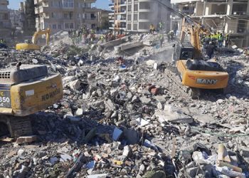 İzmir ekipleri depremin 102. saatinde bir canı daha kurtardı.