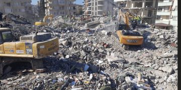 İzmir ekipleri depremin 102. saatinde bir canı daha kurtardı.