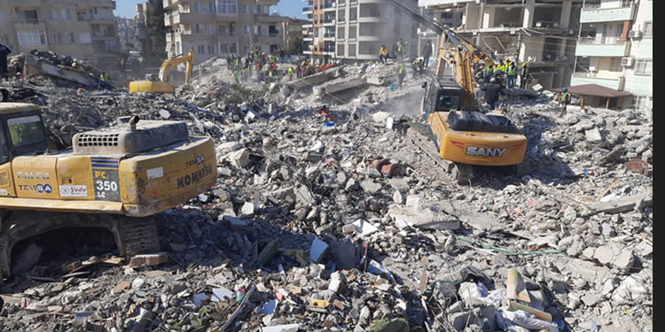 İzmir ekipleri depremin 102. saatinde bir canı daha kurtardı.