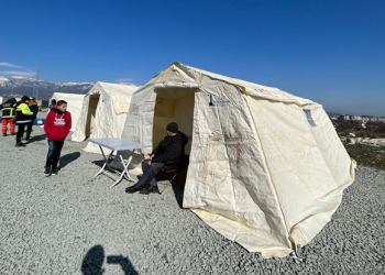 Deprem bölgesindeki su sorunu için İzmir Büyükşehir Belediyesi ekipleri devrede.