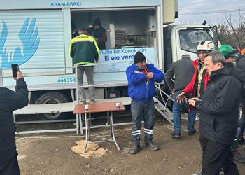 Başkan Batur deprem bölgesinde.