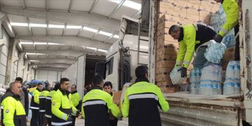 İzmir’den afet bölgesine giden yardımlar her geçen gün büyüyor.