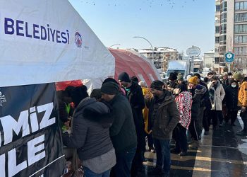 EFES SELÇUK BELEDİYESİ MALATYA’DA YEMEK VE SOSYAL MARKET ÇADIRI KURDU.