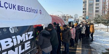 EFES SELÇUK BELEDİYESİ MALATYA’DA YEMEK VE SOSYAL MARKET ÇADIRI KURDU.