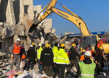 Torbalı Belediyesi ekibi 8 vatandaşı kurtardı.