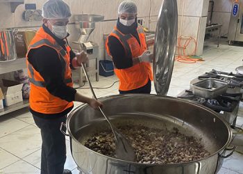 Buca Belediyesi afet bölgesinde mobil mutfak kurdu.