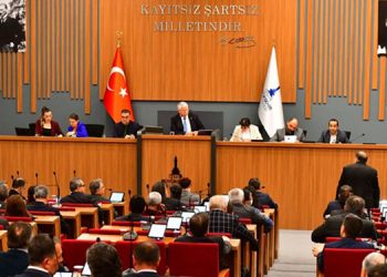 İzmir Büyükşehir Belediyesi’nden deprem bölgesindeki çiftçilere yem desteği.