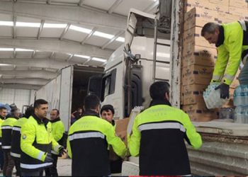 Deprem bölgesine İzmir’den destek sürüyor.