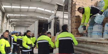 Deprem bölgesine İzmir’den destek sürüyor.