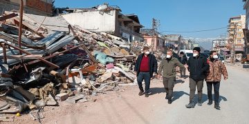 Başkan Tekin deprem bölgesinde.