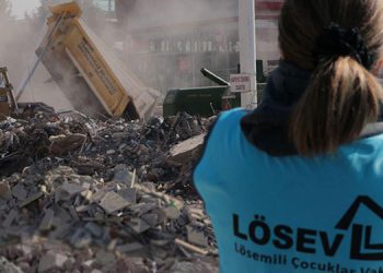 DEPREM AYRI MOLOZ AYRI ÖLDÜRÜYOR.