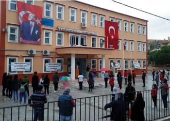 SAĞLAM OKUL BOŞ DURUYOR FOÇALI ÇOCUKLAR RİSKLİ BİNALARDA EĞİTİM GÖRÜYOR