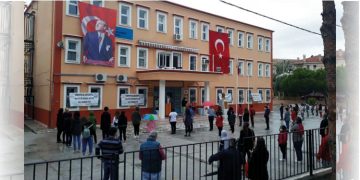 SAĞLAM OKUL BOŞ DURUYOR FOÇALI ÇOCUKLAR RİSKLİ BİNALARDA EĞİTİM GÖRÜYOR