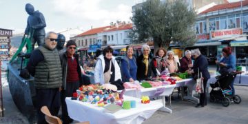 FOÇA HUZUREVİ SAKİNLERİNDEN DEPREMZEDELERE EL EMEĞİ GÖZ NURU DESTEK
