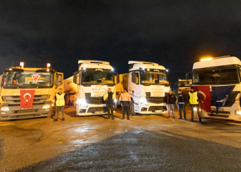 İzmir Büyükşehir Belediyesi’nin iş makineleri yola çıktı.
