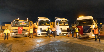 İzmir Büyükşehir Belediyesi’nin iş makineleri yola çıktı.