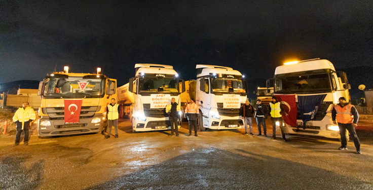 İzmir Büyükşehir Belediyesi’nin iş makineleri yola çıktı.