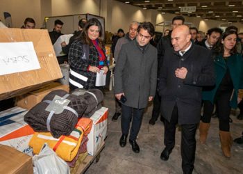 Başkan Soyer yardımların toplandığı Fuar İzmir’i ziyaret etti.