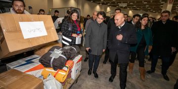 Başkan Soyer yardımların toplandığı Fuar İzmir’i ziyaret etti.