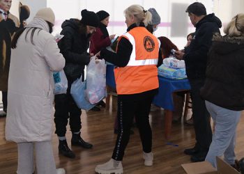 FOÇA DEPREMZEDELERE YARDIM İÇİN KENETLENDİ.