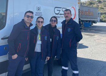 Gaziemir Belediyesi’nden depremzedelere sağlıkçı ve ambulans desteği.