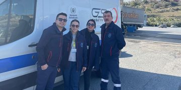 Gaziemir Belediyesi’nden depremzedelere sağlıkçı ve ambulans desteği.