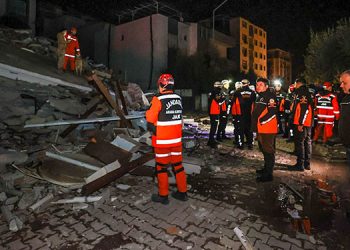 Buca’nın kurtarma ekibi afet bölgesinde.