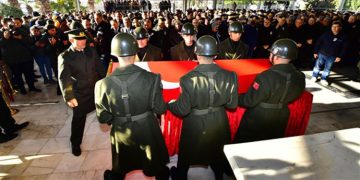 Deprem şehidi Eren Taşkın İzmir’de toprağa verildi.
