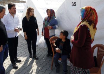 Batur’dan Konak’ın çadır kentine ziyaret