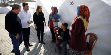 Batur’dan Konak’ın çadır kentine ziyaret