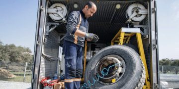İzmir Büyükşehir Belediyesi ekipleri, araçları yolda bırakmıyor .