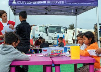 İzmir Büyükşehir ekipleri, Hatay’da depremzede kadın ve çocukların yanında