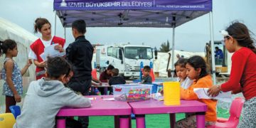 İzmir Büyükşehir ekipleri, Hatay’da depremzede kadın ve çocukların yanında