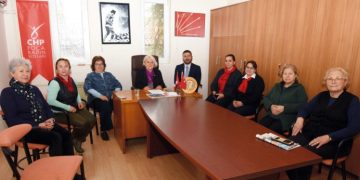 CHP FOÇA KADIN KOLLARI 8 MART BASIN AÇIKLAMASI