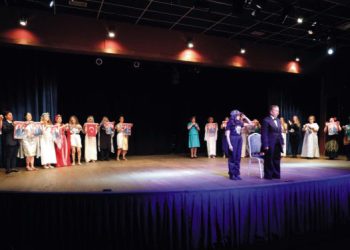 GÜÇLÜ KADINLAR, DEPREMZEDELER İÇİN SAHNE ALDI