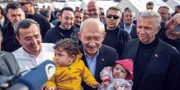 Kılıçdaroğlu Konak Belediyesi’nin çadır kentini ziyaret etti