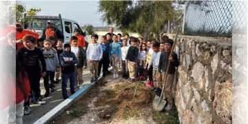 Çeşme’de okul bahçeleri meyve bahçesine dönüşüyor