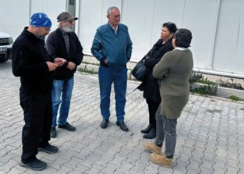 Sertel, sokağa atılan depremzedelerle bir araya geldi