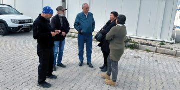Sertel, sokağa atılan depremzedelerle bir araya geldi