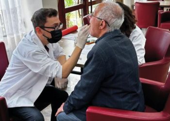 Egeli Gönüllü Diş Hekimleri depremzedelerin ağız ve diş bakımlarını yaptı