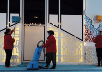 Menderes Belediyesi’nden Ramazan öncesi camii temizliği