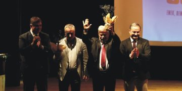 Komünist Osman, Karşıyaka’da ayakta alkışlandı