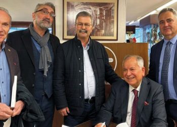 PROF.DR.KAYMAKÇI’NIN İMZA GÜNÜ BÜYÜK BİR KATILIMLA GERÇEKLEŞTİRİLDİ