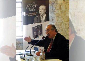 ALİ RIZA TÜRKER KİTAPLARINI İMZALIYOR…