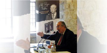 ALİ RIZA TÜRKER KİTAPLARINI İMZALIYOR…